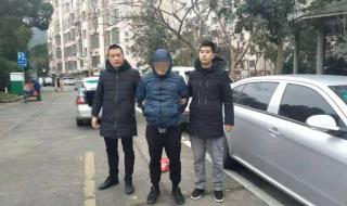 台州公交站两男子视频